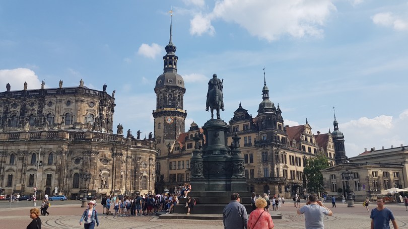 Solda Katolik Saray Kilisesi, sağda Kraliyet Sarayı.